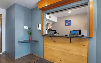 Photo 2 - Motel 6 Suites Cincinnati Sharonville, OH