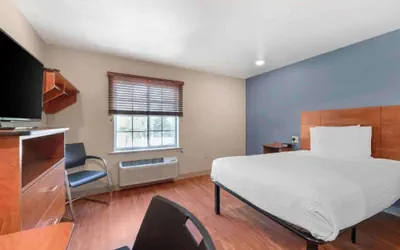 Photo 5 - Motel 6 Suites Cincinnati Sharonville, OH