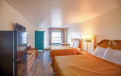 Photo 4 - Economy Inn & Suites