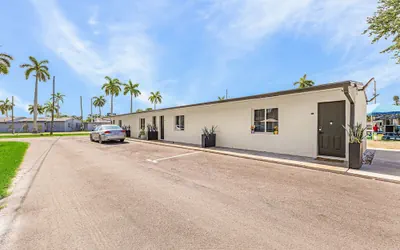 Veras Inn & Suites