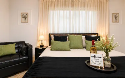 Photo 2 - Modern Suite King Bed Free Parking