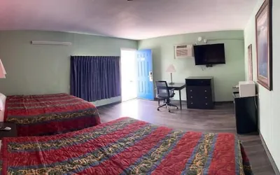 Photo 5 - Town & Country Motel