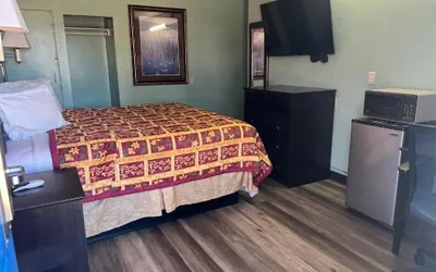Photo 4 - Town & Country Motel