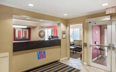 Photo 2 - Motel 6 Suites Milwaukee Brookfield, WI
