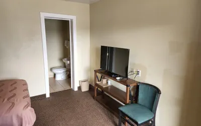 Photo 4 - Budget Inn