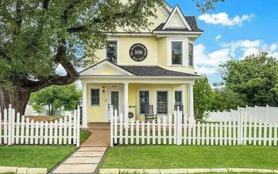 Photo 2 - The Main Street House, in the Heart of Marble Falls