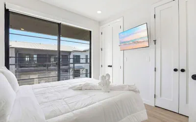 Photo 4 - Luxe Condo Prime Location 5-star Comfort