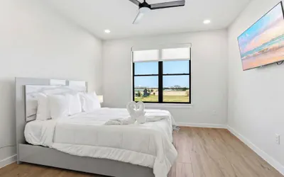 Photo 5 - Luxe Condo Prime Location 5-star Comfort