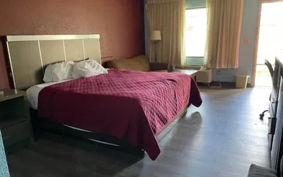 Photo 4 - Mayfair Inn