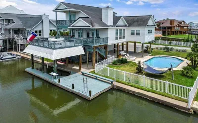 Photo 2 - Jamaica Beach Waterfront Heated Pool Bayfront Boat Slip Kayaks Huge Deck Grill