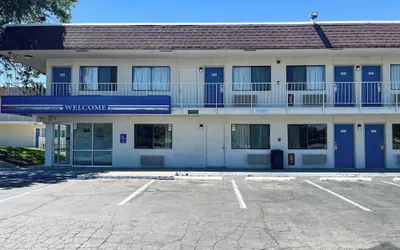 Photo 2 - Studio 6 Suites – Yreka, Ca