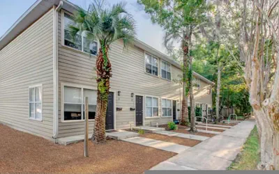 Photo 2 - Gorgeous Townhome UF Campus Adjacent Full Kitchen