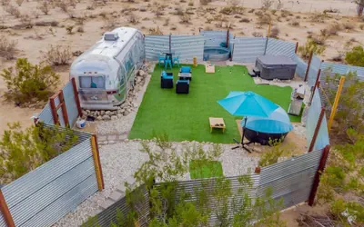 Airstream Oasis in Joshua Tree w spa and Fire pit