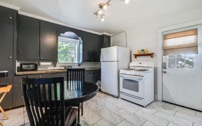 Photo 4 - Cozy Private Room in Shared Home Near Downtown
