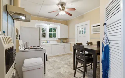 Photo 5 - Cozy 1BR Cottage w Kitchen Laundry