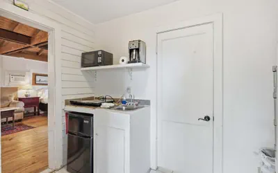 Photo 3 - Cozy 1BR Near Downtown Lafayette