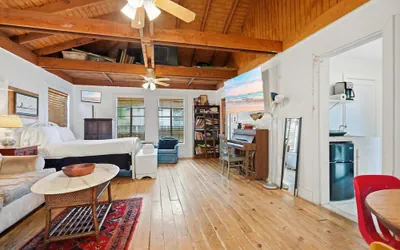 Photo 2 - Cozy 1BR Near Downtown Lafayette