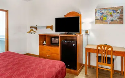 Photo 4 - Econolodge inn and suites