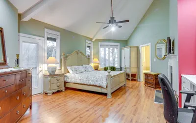Photo 4 - Spacious Lakefront