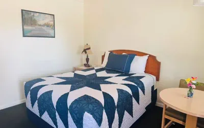 Photo 2 - GOLDEN WEST MOTEL