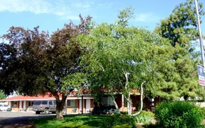 GOLDEN WEST MOTEL