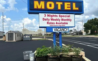 Photo 2 - Holiday Motel Tulsa OK