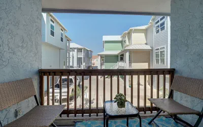 Photo 5 - Waterfront Condo 1 Block to Beach Pool Access