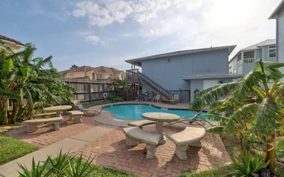 Photo 2 - Waterfront Condo 1 Block to Beach Pool Access