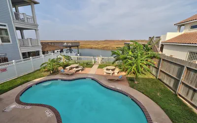 Waterfront Condo 1 Block to Beach Pool Access
