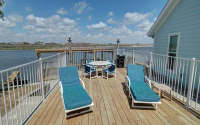 Canal Views Pool 2 Min to Beach Fishing Pier