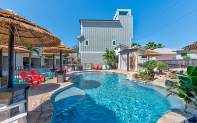 Spacious Townhouse Walk to Beach Resort Pool