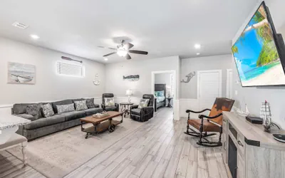 Photo 3 - Spacious Townhouse Walk to Beach Resort Pool