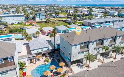 Photo 2 - Spacious Townhouse Walk to Beach Resort Pool