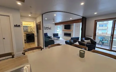 Second-floor Base Studio w/ Murphy Bed Near Alyeska