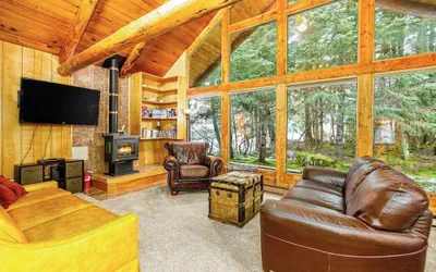 Classic Log Cabin w/ Expansive Deck Near Alyeska Base