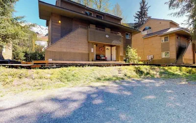 Updated Mountain Condo Minutes From Alyeska