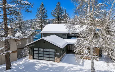 Emerald Lakefront Chalet