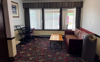 Photo 4 - roseville budget inn