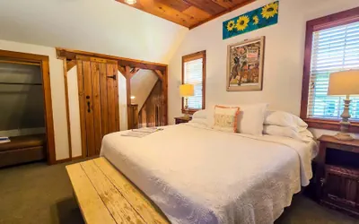 Photo 5 - Sunflower Guestroom With Pool