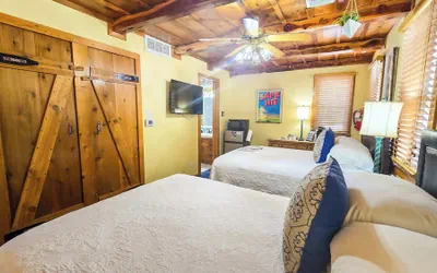 Photo 4 - Shiner Suite Gruene Cottages