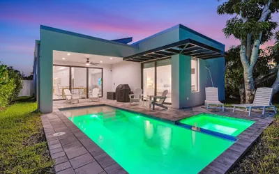 Modern Naples Beach Home Pool Hot Tub 2 Master Suites