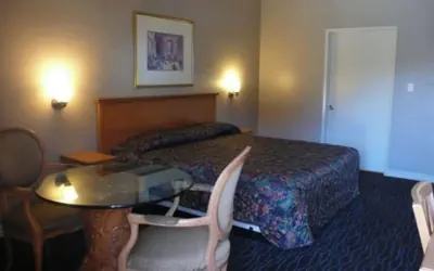 Photo 2 - Pepper Tree Motel