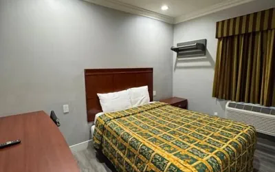 Photo 4 - Moonlight Inn