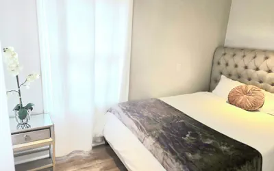 Photo 2 - Sunny Two Bedroom in Uptown