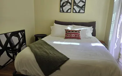 Photo 4 - Sunny Two Bedroom in Uptown