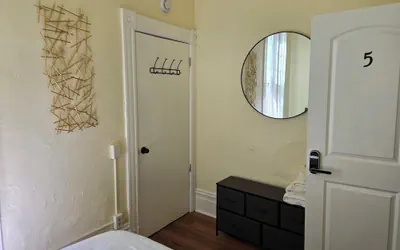 Sunny Two Bedroom in Uptown