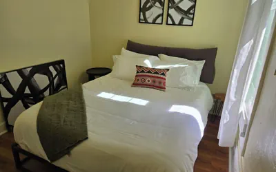 Photo 3 - Sunny Two Bedroom in Uptown