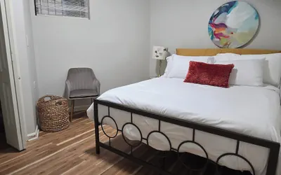 Photo 5 - Sunny Two Bedroom in Uptown