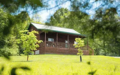 Secluded Cabin Villa With Hot Tub, Pond & Hiking