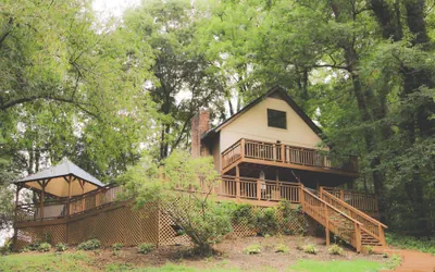 Waterfront Lake Views Villa With Hot tub in Hocking Hills
